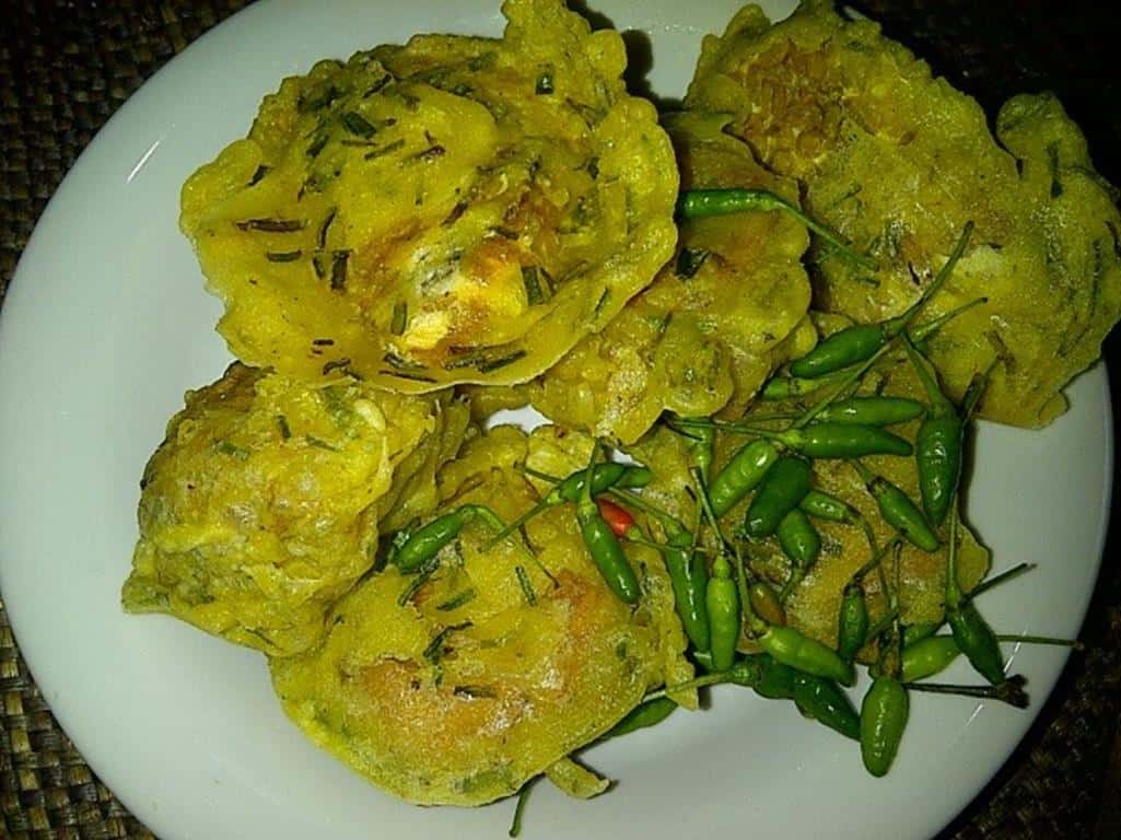 Tempe Kemul, 1. Mie Ongklok, 2. Dendeng Gepuk, 3. Tempe Kemul, 4. Geblek, 5. Keripik Jamur, 6. Carica, 7. Sagon, 8. Sego Megono, 9. Opak Singkong, 10. Kacang Dieng