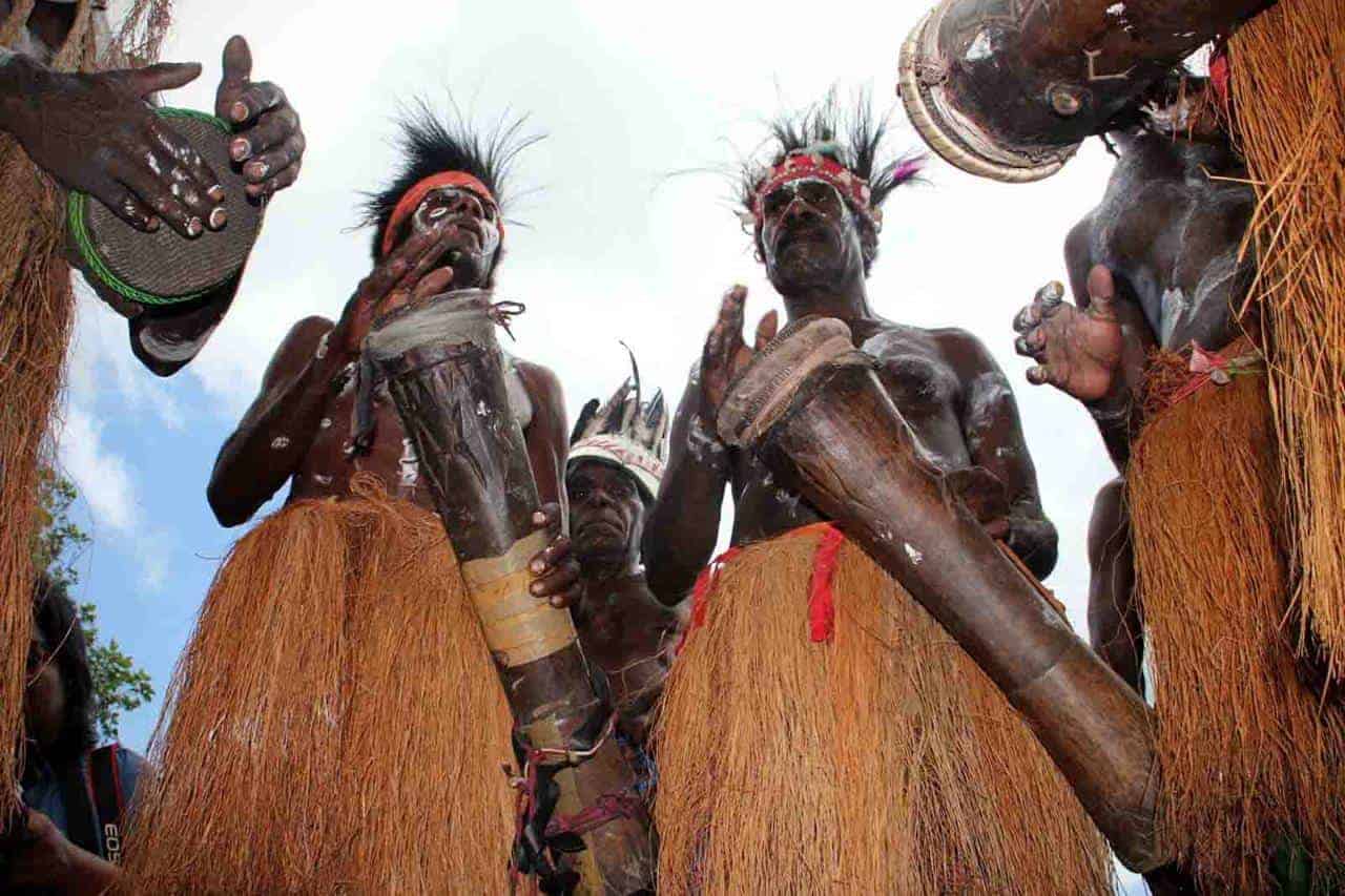 1. Koteka, 2. Batik Cendrawasih, 4. Lukisan Kulit Kayu, 5. Noken, 6. Ikan Asar, 7. Keripik Keladi