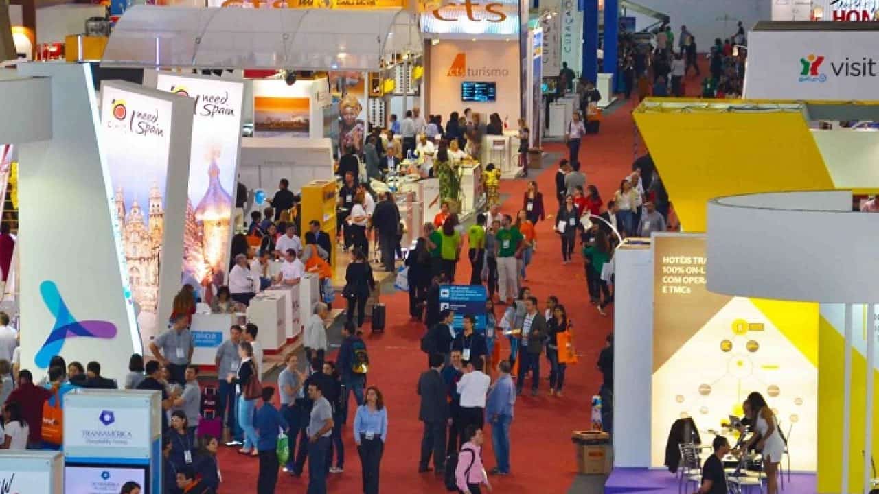 Travel-Fair, 1. Beli Tiket Jauh Hari, 2. Berangkat pada low season, 3. Hindari Weekend, 4. Booking Tengah Malam, 5. Tiket Transit, 6. Pilih Alternatif Kota, 7. Gunakan Beberapa Aplikasi Pencarian Tiket, 8. Ikuti Akun Sosial Media Maskapai Penerbangan, 9. Hadiri Travel Fair