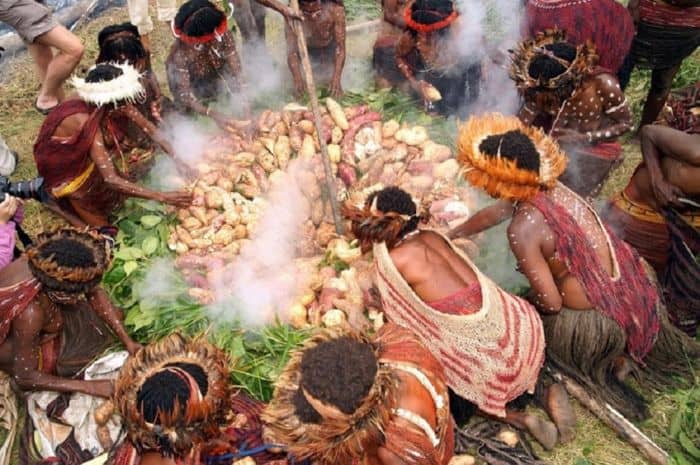 1. Papeda, 2. Sate Ulat Sagu, 3. Ikan Bakar Manokwari, 4. Ikan Bungkus, 5. Aunuve Habre, 6. Udang Selingkuh, 7. Martabak Sagu, 8. Upacara Bakar Batu