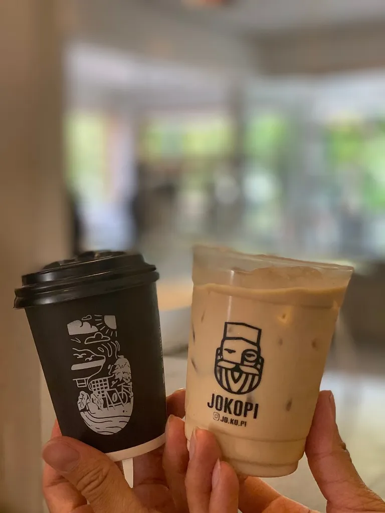 Es Kopi Susu Karamel, 1. Es Kopi Susu Blusukan, 2. Es Kopi Susu Arum Manis, 3. Es Kopi Susu Pisang, 4. Es Pisang Susu Krim, 5. Es Kopi Susu Arang, 6. Es Kopi Susu Karamel, 7. Es Stroberi Krim, 8. Es Kawista, 9. Kroisang, 10. Es Yoes