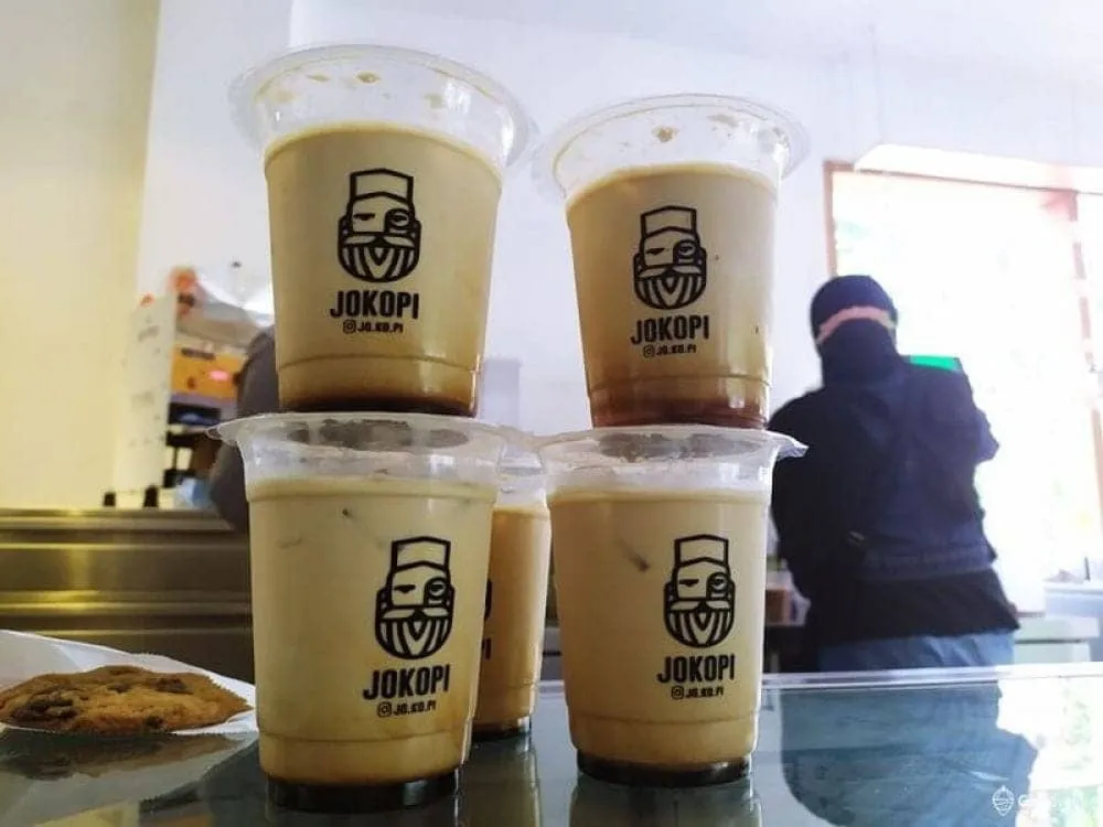 Es Pisang Susu Krim, 1. Es Kopi Susu Blusukan, 2. Es Kopi Susu Arum Manis, 3. Es Kopi Susu Pisang, 4. Es Pisang Susu Krim, 5. Es Kopi Susu Arang, 6. Es Kopi Susu Karamel, 7. Es Stroberi Krim, 8. Es Kawista, 9. Kroisang, 10. Es Yoes
