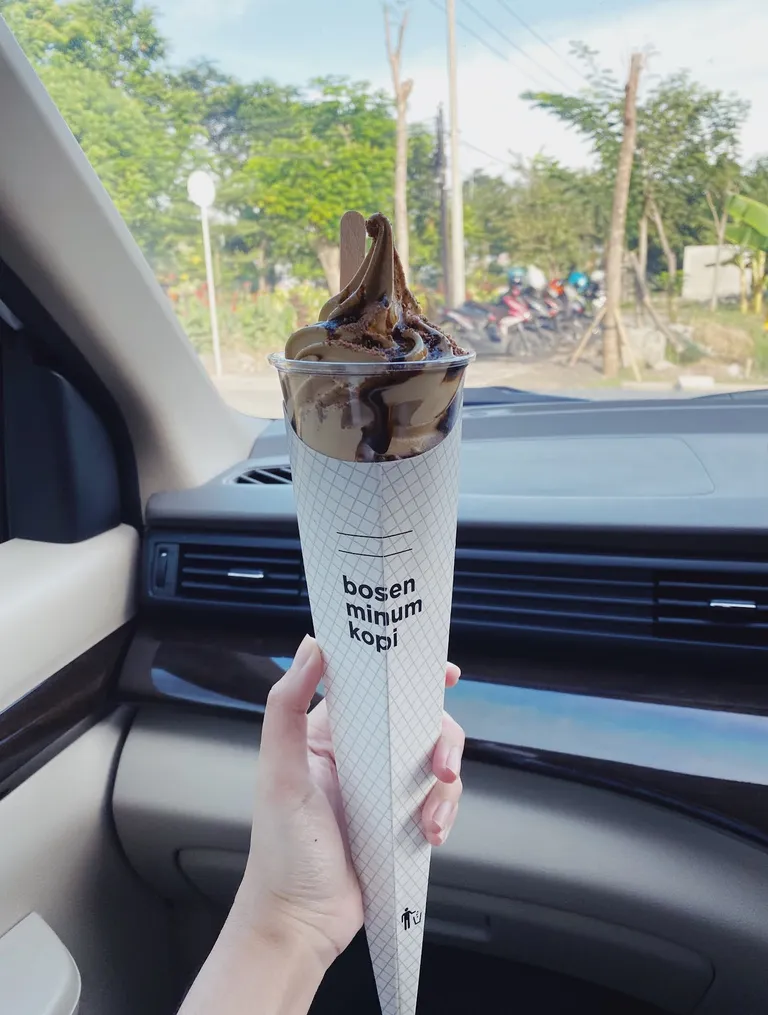 Es Yoes, 1. Es Kopi Susu Blusukan, 2. Es Kopi Susu Arum Manis, 3. Es Kopi Susu Pisang, 4. Es Pisang Susu Krim, 5. Es Kopi Susu Arang, 6. Es Kopi Susu Karamel, 7. Es Stroberi Krim, 8. Es Kawista, 9. Kroisang, 10. Es Yoes