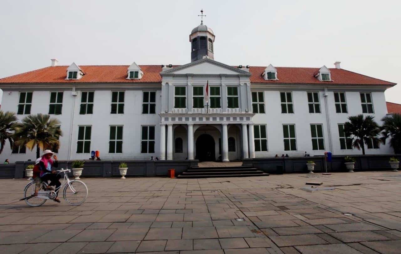 Museum Fatahillah, 1. Museum Nasional Indonesia, 2. Monumen Nasional, 3. Tugu Proklamasi, 4. Museum Fatahillah, 5. Museum Bahari, 6. Galangan VOC, 7. Jembatan Kota Intan, 8. Museum Bank Indonesia, 9. Toko Merah, 10. Museum Satria Mandala