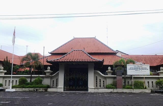 Museum Sonobudoyo, 1. Tugu Yogyakarta, 2. Benteng Vredeburg, 3. Pasar Beringharjo, 4. Titik Nol Kilometer Jogja, 5. Taman Pintar Yogyakarta, 6. Museum Sonobudoyo, 7. Masjid Gedhe Kauman, 8. Keraton Yogyakarta, 9. Taman Sari, 10. Alun-Alun Kidul Yogyakarta