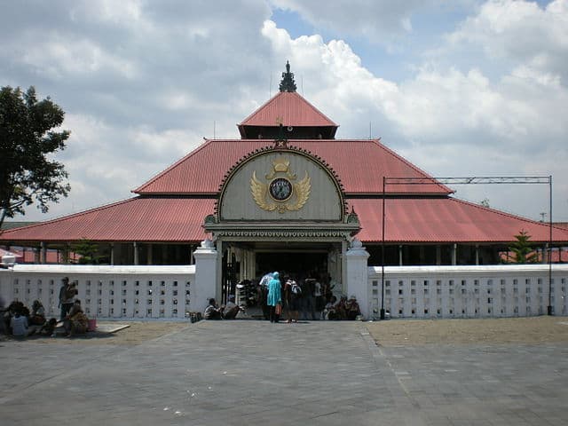 Masjid Gedhe Kauman, 1. Tugu Yogyakarta, 2. Benteng Vredeburg, 3. Pasar Beringharjo, 4. Titik Nol Kilometer Jogja, 5. Taman Pintar Yogyakarta, 6. Museum Sonobudoyo, 7. Masjid Gedhe Kauman, 8. Keraton Yogyakarta, 9. Taman Sari, 10. Alun-Alun Kidul Yogyakarta