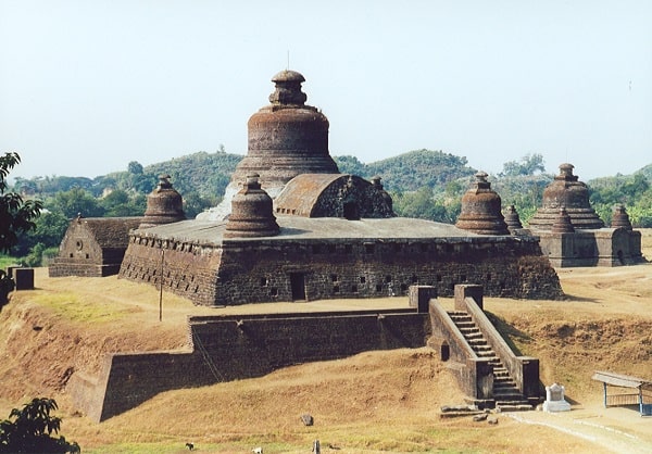Mrauk U, 1. Bagan, 2. Pagoda Golden Rock, 3. Pagoda Shwedagon, 4. Mrauk U, 5. Danau Inle, 6. Taung Kalat, 7. Ngapali, 8. Shwenandaw Monastery, 9. Irrawaddy River Cruise, 10. Pagoda Shwemawdaw