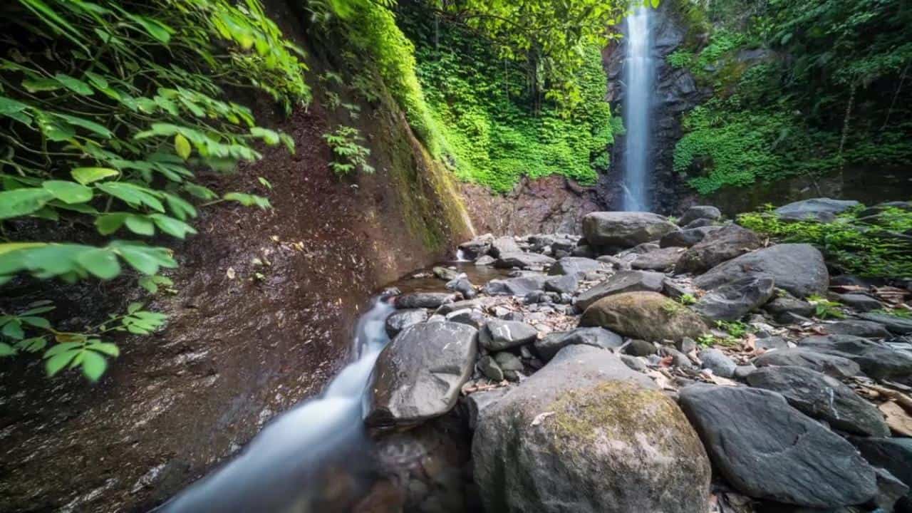 Air Terjun Singokromo, 1. Air Terjun Roro Kuning, 2. Agrowisata Perkebunan Mawar, 3. Legend Waterpark, 4. Goa Margo Tresno, 5. Air Terjun Sedudo, 6. Bukit Batu Songgong, 7. Air Terjun Singokromo, 8. Pura Kerta Buana, 9. Sendang Putri Wilis, 10. Candi Ngetos