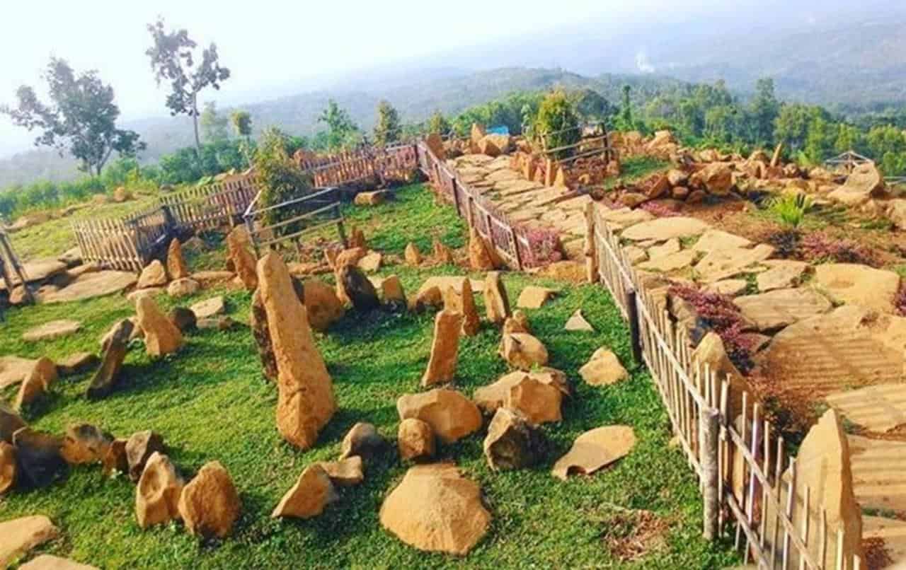 Bukit Batu Songgong, 1. Air Terjun Roro Kuning, 2. Agrowisata Perkebunan Mawar, 3. Legend Waterpark, 4. Goa Margo Tresno, 5. Air Terjun Sedudo, 6. Bukit Batu Songgong, 7. Air Terjun Singokromo, 8. Pura Kerta Buana, 9. Sendang Putri Wilis, 10. Candi Ngetos