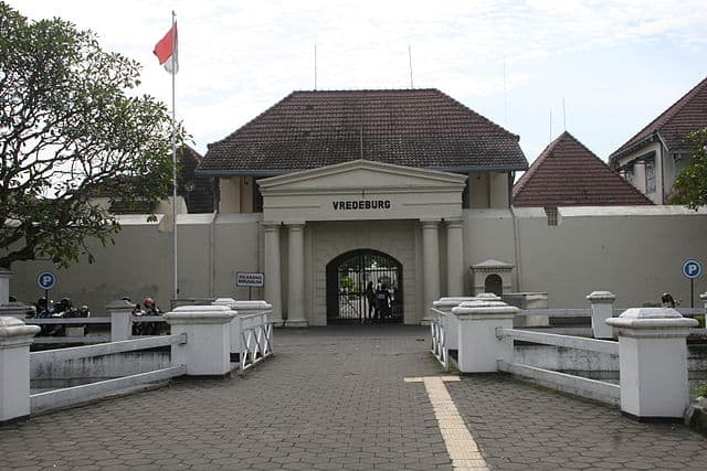 Benteng Vredeburg, 1. Tugu Yogyakarta, 2. Benteng Vredeburg, 3. Pasar Beringharjo, 4. Titik Nol Kilometer Jogja, 5. Taman Pintar Yogyakarta, 6. Museum Sonobudoyo, 7. Masjid Gedhe Kauman, 8. Keraton Yogyakarta, 9. Taman Sari, 10. Alun-Alun Kidul Yogyakarta