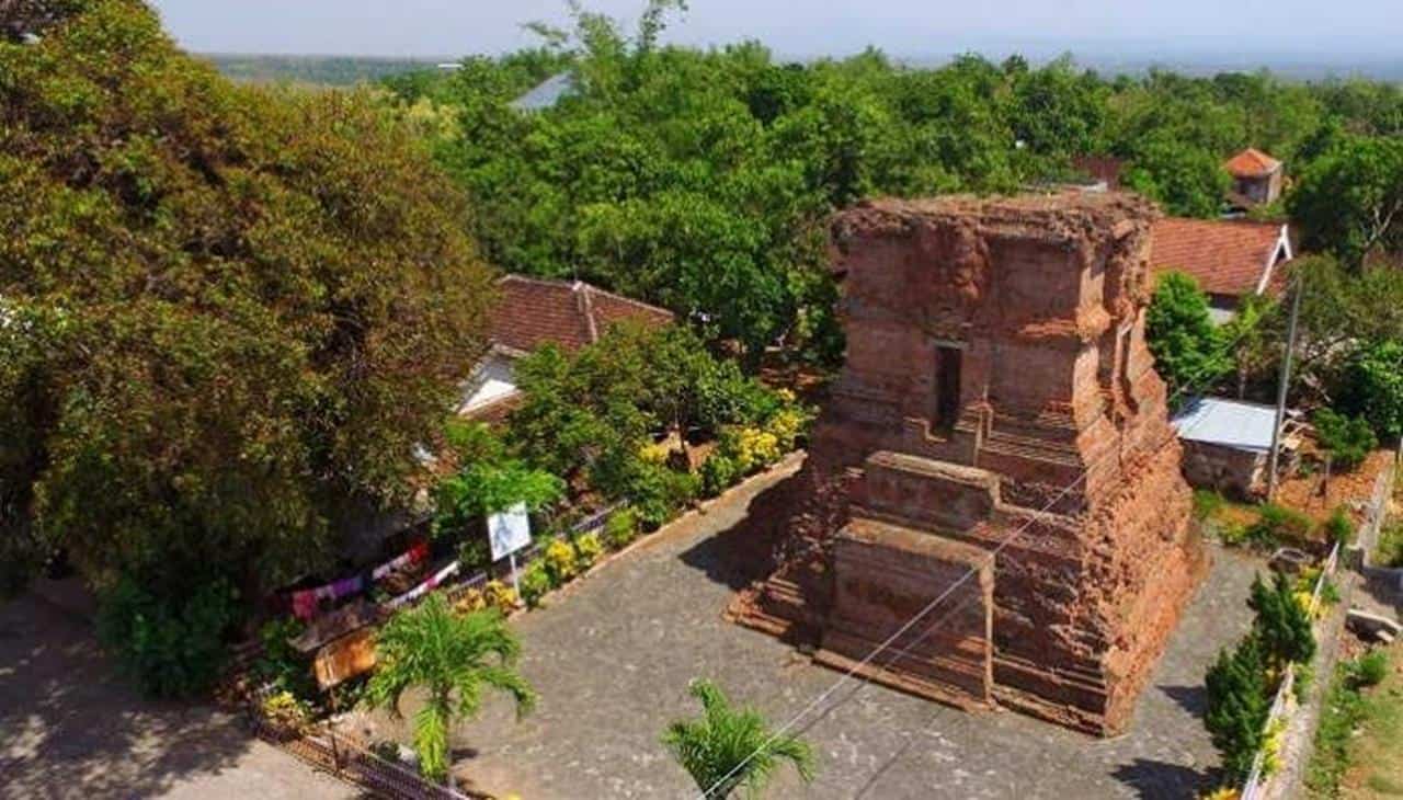 Candi Ngetos, 1. Air Terjun Roro Kuning, 2. Agrowisata Perkebunan Mawar, 3. Legend Waterpark, 4. Goa Margo Tresno, 5. Air Terjun Sedudo, 6. Bukit Batu Songgong, 7. Air Terjun Singokromo, 8. Pura Kerta Buana, 9. Sendang Putri Wilis, 10. Candi Ngetos
