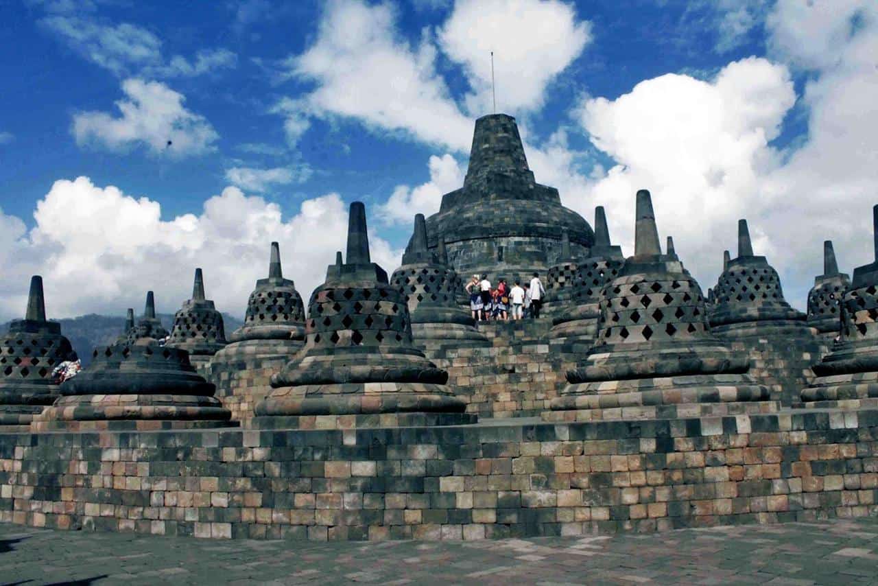 Candi Borobudur, 1. Candi Borobudur, 2. Lawang Sewu, 3. Keraton Kasunanan Surakarta Hadiningrat, 4. Umbul Ponggok, 5. Dataran Tinggi Dieng, 6. Taman Nasional Karimunjawa, 7. Gua Petruk, 8. Benteng Van Der Wijck, 9. Pantai Suwuk, 10. Ketep Pass
