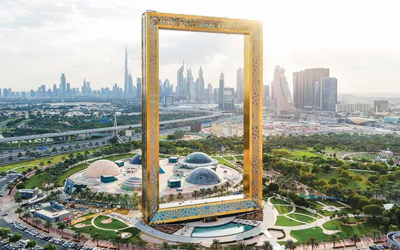 Dubai Frame, 1. Burj Khalifa, 2. Air Mancur Dubai, 3. Al Bastakiya (Dubai Lama), 4. Dubai Miracle Garden, 5. Dubai Desert Safari, 6. Dubai Frame, 7. Wild Wadi Waterpark, 8. Pantai Jumeirah, 9. Dubai Gold Souk, 10. Dubai Museum