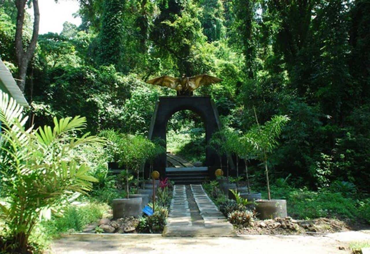 Goa Margo Tresno, 1. Air Terjun Roro Kuning, 2. Agrowisata Perkebunan Mawar, 3. Legend Waterpark, 4. Goa Margo Tresno, 5. Air Terjun Sedudo, 6. Bukit Batu Songgong, 7. Air Terjun Singokromo, 8. Pura Kerta Buana, 9. Sendang Putri Wilis, 10. Candi Ngetos
