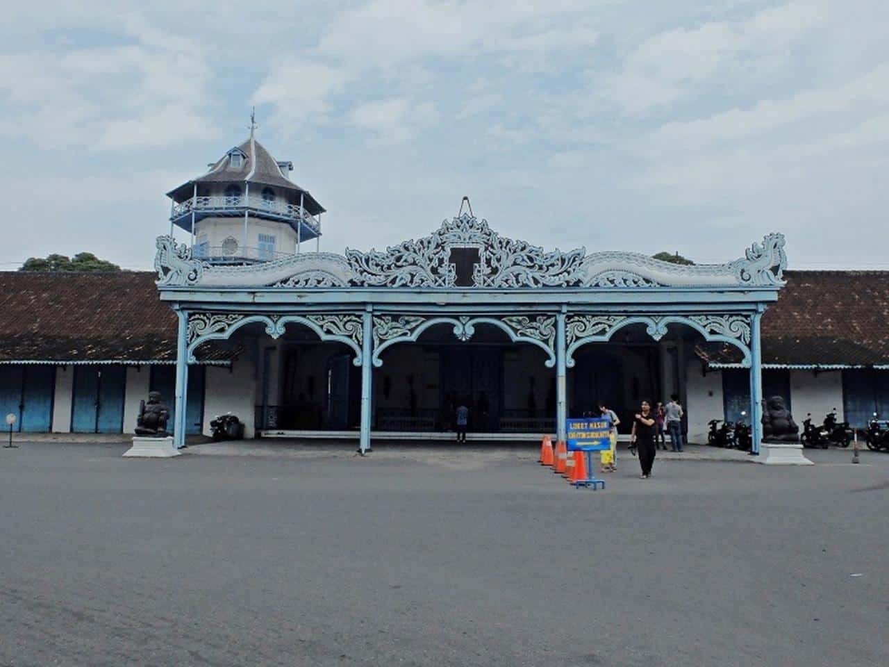 Keraton Kasunanan Surakarta Hadiningrat, 1. Candi Borobudur, 2. Lawang Sewu, 3. Keraton Kasunanan Surakarta Hadiningrat, 4. Umbul Ponggok, 5. Dataran Tinggi Dieng, 6. Taman Nasional Karimunjawa, 7. Gua Petruk, 8. Benteng Van Der Wijck, 9. Pantai Suwuk, 10. Ketep Pass