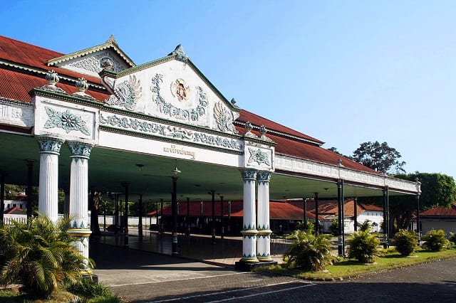 Keraton Yogyakarta, 1. Tugu Yogyakarta, 2. Benteng Vredeburg, 3. Pasar Beringharjo, 4. Titik Nol Kilometer Jogja, 5. Taman Pintar Yogyakarta, 6. Museum Sonobudoyo, 7. Masjid Gedhe Kauman, 8. Keraton Yogyakarta, 9. Taman Sari, 10. Alun-Alun Kidul Yogyakarta