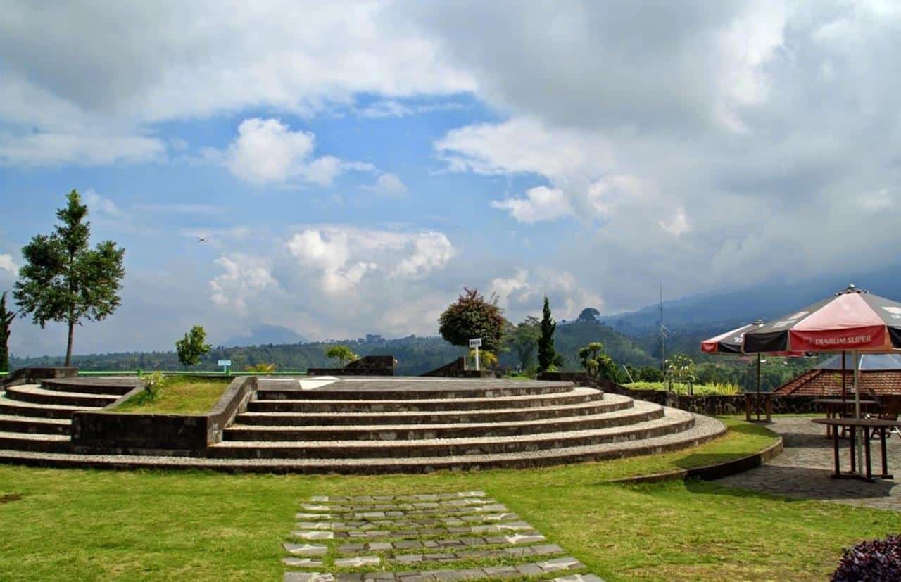 Ketep Pass, 1. Candi Borobudur, 2. Lawang Sewu, 3. Keraton Kasunanan Surakarta Hadiningrat, 4. Umbul Ponggok, 5. Dataran Tinggi Dieng, 6. Taman Nasional Karimunjawa, 7. Gua Petruk, 8. Benteng Van Der Wijck, 9. Pantai Suwuk, 10. Ketep Pass