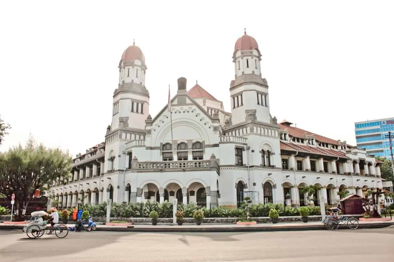 Lawang Sewu, 1. Candi Borobudur, 2. Lawang Sewu, 3. Keraton Kasunanan Surakarta Hadiningrat, 4. Umbul Ponggok, 5. Dataran Tinggi Dieng, 6. Taman Nasional Karimunjawa, 7. Gua Petruk, 8. Benteng Van Der Wijck, 9. Pantai Suwuk, 10. Ketep Pass