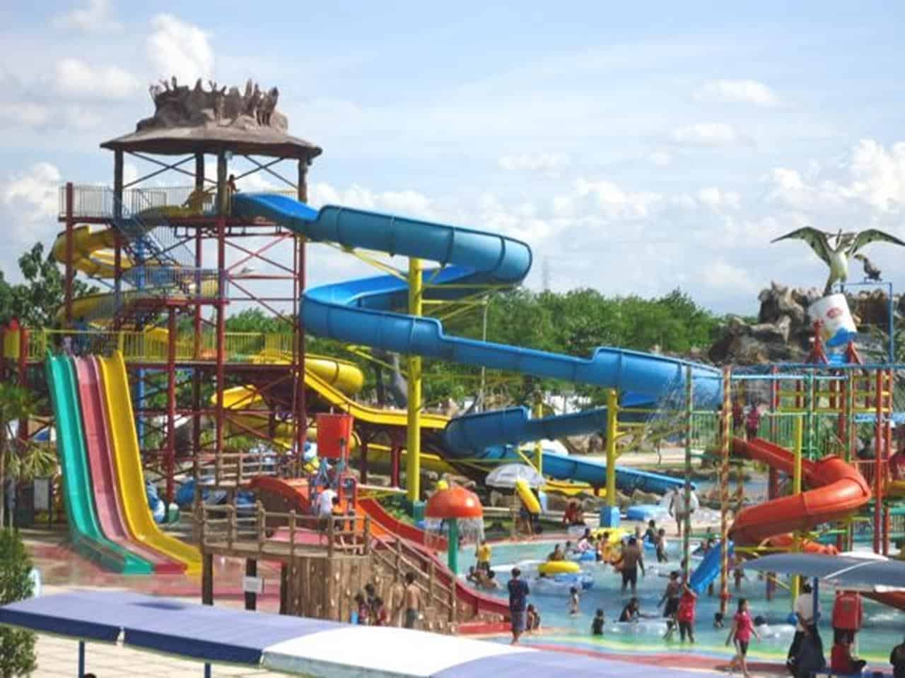 Legend Waterpark, 1. Air Terjun Roro Kuning, 2. Agrowisata Perkebunan Mawar, 3. Legend Waterpark, 4. Goa Margo Tresno, 5. Air Terjun Sedudo, 6. Bukit Batu Songgong, 7. Air Terjun Singokromo, 8. Pura Kerta Buana, 9. Sendang Putri Wilis, 10. Candi Ngetos
