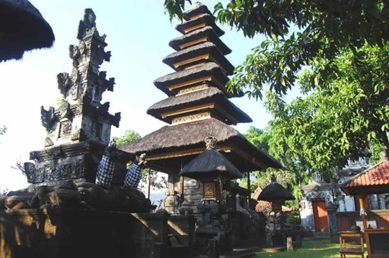 Pura Kerta Buana, 1. Air Terjun Roro Kuning, 2. Agrowisata Perkebunan Mawar, 3. Legend Waterpark, 4. Goa Margo Tresno, 5. Air Terjun Sedudo, 6. Bukit Batu Songgong, 7. Air Terjun Singokromo, 8. Pura Kerta Buana, 9. Sendang Putri Wilis, 10. Candi Ngetos