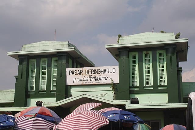 Pasar Beringharjo, 1. Tugu Yogyakarta, 2. Benteng Vredeburg, 3. Pasar Beringharjo, 4. Titik Nol Kilometer Jogja, 5. Taman Pintar Yogyakarta, 6. Museum Sonobudoyo, 7. Masjid Gedhe Kauman, 8. Keraton Yogyakarta, 9. Taman Sari, 10. Alun-Alun Kidul Yogyakarta