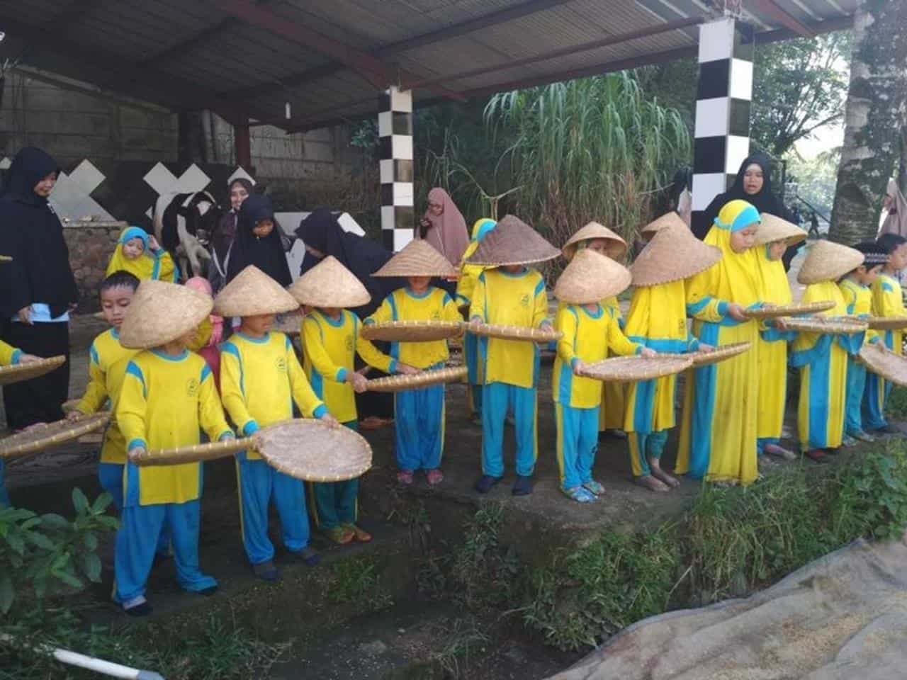 Pelita Desa, 1. Taman Safari Indonesia, 2. Museum Zoologi, 3. Pelita Desa, 4. Taman Buah Mekarsari, 5. Agroedutourism IPB, 6. Kampung Horta, 7. Kampung Budaya Sindangbarang, 8. Kampoeng Bamboe, 9. Kampoeng Wisata Cinangneng, 10. Sentulfresh