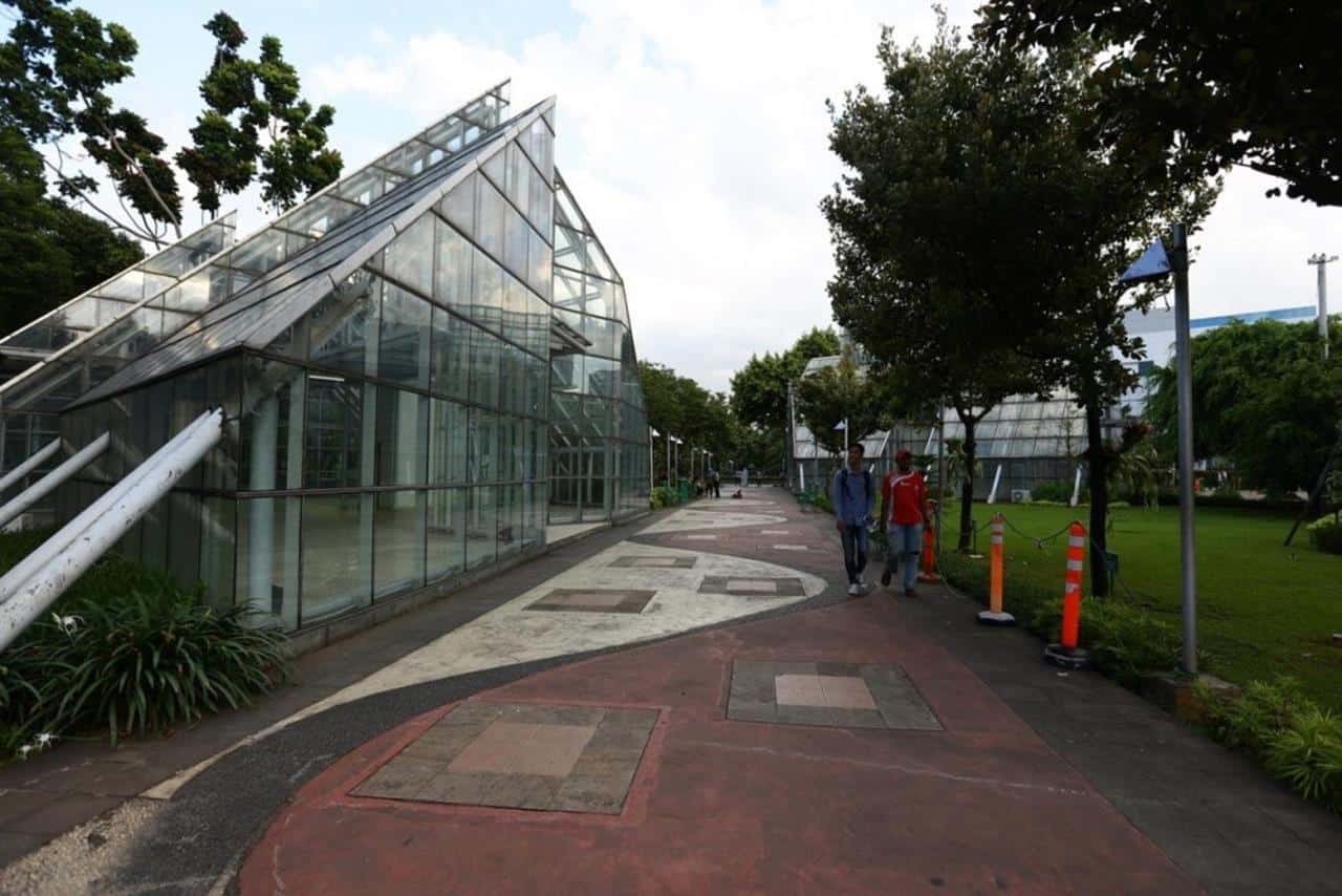 Taman Menteng, 1. Taman Suropati, 2. Taman Cattleya, 3. Taman Menteng, 4. Taman Ayodya, 5. Taman Spatodhea, 6. Taman Kalijodo, 7. Taman Hutan Kota Srengseng, 8. Taman Tabebuya, 9. Taman Waduk Pluit, 10. Taman Lapangan Banteng