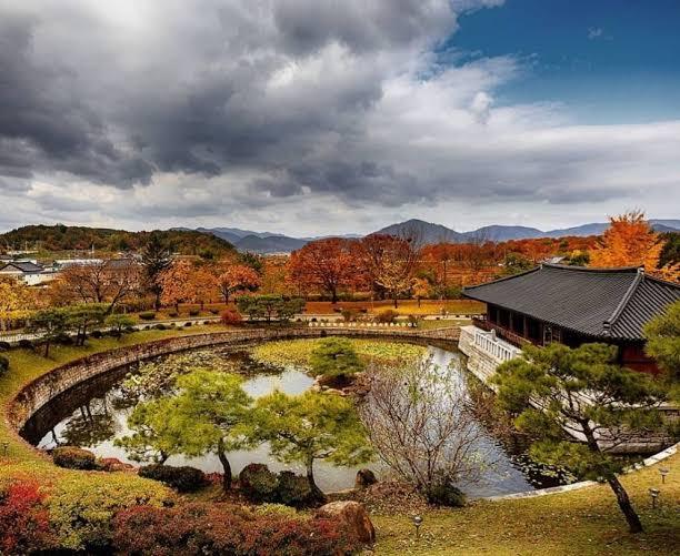 1. Taman Namsan, 2. Taman Nasional Gyeongju, 3. Taman Yeouido Hangang, 4. Taman Songpanaru, 5. Taman Ilsan, 6. Taman Jehwangsan, 7. Taman Ssangyesa Temple Simni Cherry Blossom, 8. Taman Seomjin River Train Village, 9. Taman Olympic, 10. Taman Pyeonghwa Nuri