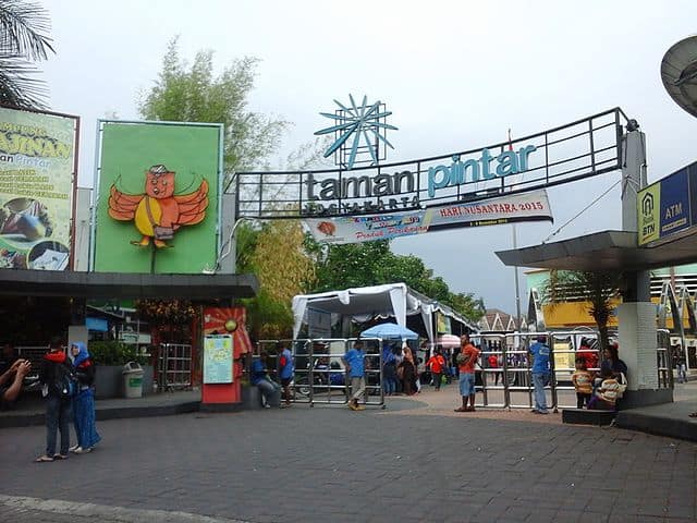 Taman Pintar Yogyakarta, 1. Tugu Yogyakarta, 2. Benteng Vredeburg, 3. Pasar Beringharjo, 4. Titik Nol Kilometer Jogja, 5. Taman Pintar Yogyakarta, 6. Museum Sonobudoyo, 7. Masjid Gedhe Kauman, 8. Keraton Yogyakarta, 9. Taman Sari, 10. Alun-Alun Kidul Yogyakarta