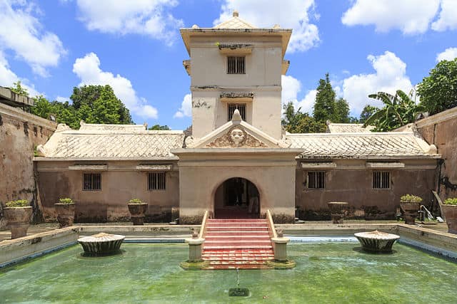 Taman Sari, 1. Tugu Yogyakarta, 2. Benteng Vredeburg, 3. Pasar Beringharjo, 4. Titik Nol Kilometer Jogja, 5. Taman Pintar Yogyakarta, 6. Museum Sonobudoyo, 7. Masjid Gedhe Kauman, 8. Keraton Yogyakarta, 9. Taman Sari, 10. Alun-Alun Kidul Yogyakarta