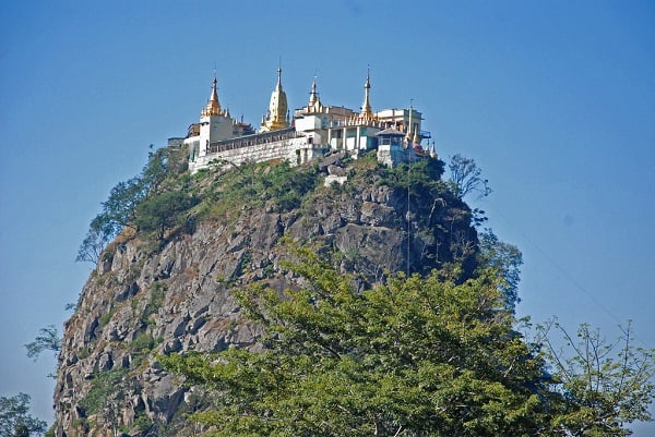 Taung Kalat, 1. Bagan, 2. Pagoda Golden Rock, 3. Pagoda Shwedagon, 4. Mrauk U, 5. Danau Inle, 6. Taung Kalat, 7. Ngapali, 8. Shwenandaw Monastery, 9. Irrawaddy River Cruise, 10. Pagoda Shwemawdaw