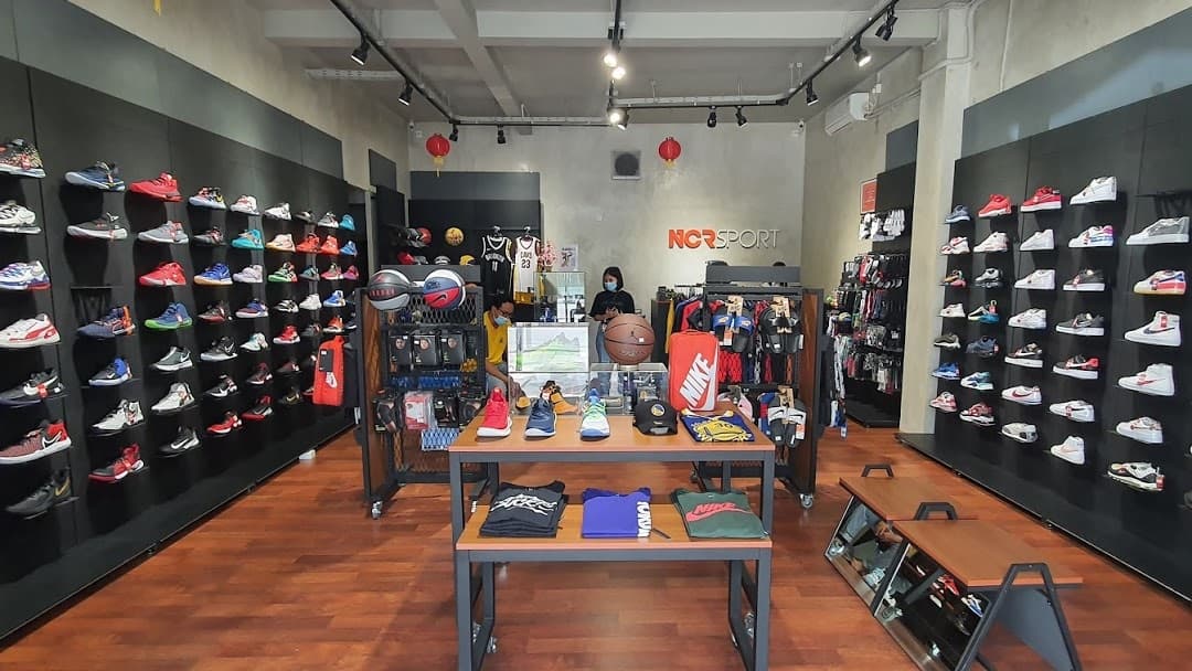 1. Istana Sepatu, 2. Sport Station, 3. Grutty Shoes &amp; Bags, 4. Ncrsport Bandung, 5. House of Donatello, 6. Bradley's Footwear, 7. Brodo, 8. Adidas, 10. Geoff Max Footwear, 11. Saint Barkley