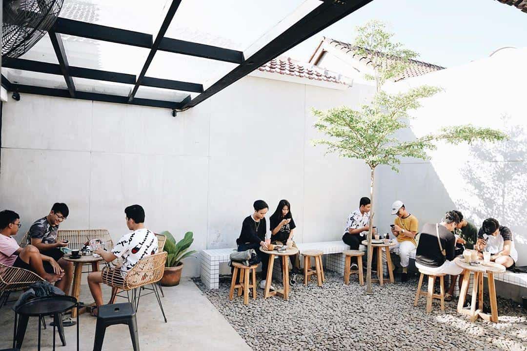 1. Coffee Cartel, 2. Recolta Cafe, 3. The Bare Bottle Kuta, 4. Hanaka Coffee, 5. Full Circle, Expat. Roasters, 6. Milu by Nook, 7. Hungry Bird, 8. Satu Satu Coffee Company, 9. The Moose Espresso Bar, 10. Revive Cafe
