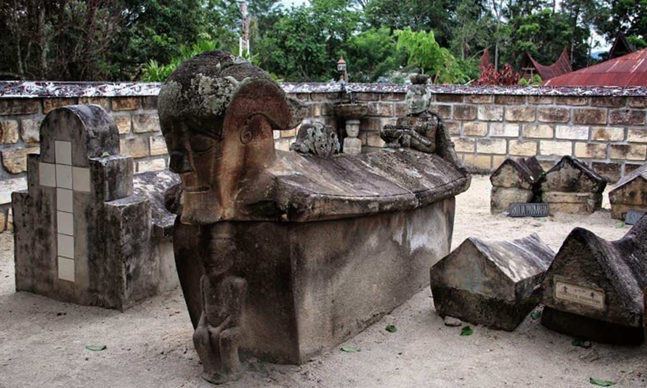Makam Raja Sidabutar, 1. Bukit Holbung Samosir, 2. Air Terjun Sipiso-Piso, 3. Tanjung Unta, 4. Makam Raja Sidabutar, 5. Pertunjukan Tari Sigale-Gale, 6. Museum Huta Bolon Simanindo, 7. Bukit Pahoda, 8. Museum Batak, 9. Air Terjun Situmurun, 10. Pemandian Air Panas Pangururan