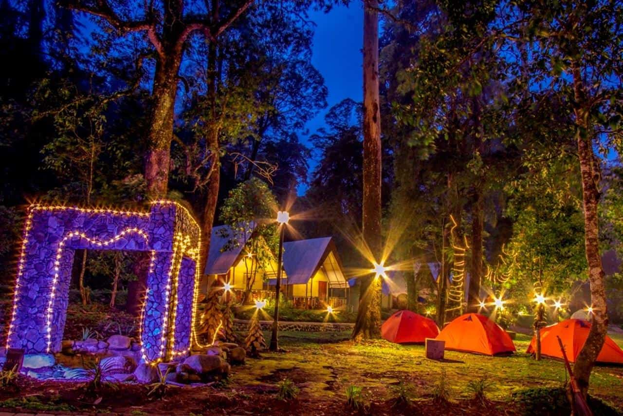 Mojosemi Forest Park, 1. Telaga Sarangan, 2. Air Terjun Pundak Kiwo, 3. Candi Sadon, 4. Mojosemi Forest Park, 5. Taman Wisata Genilangit, 6. Sumber Sejok, 7. Prasasti Sendang Kamal, 8. Telaga Wahyu, 9. Kedung Ngancar, 10. Gunung Lawu