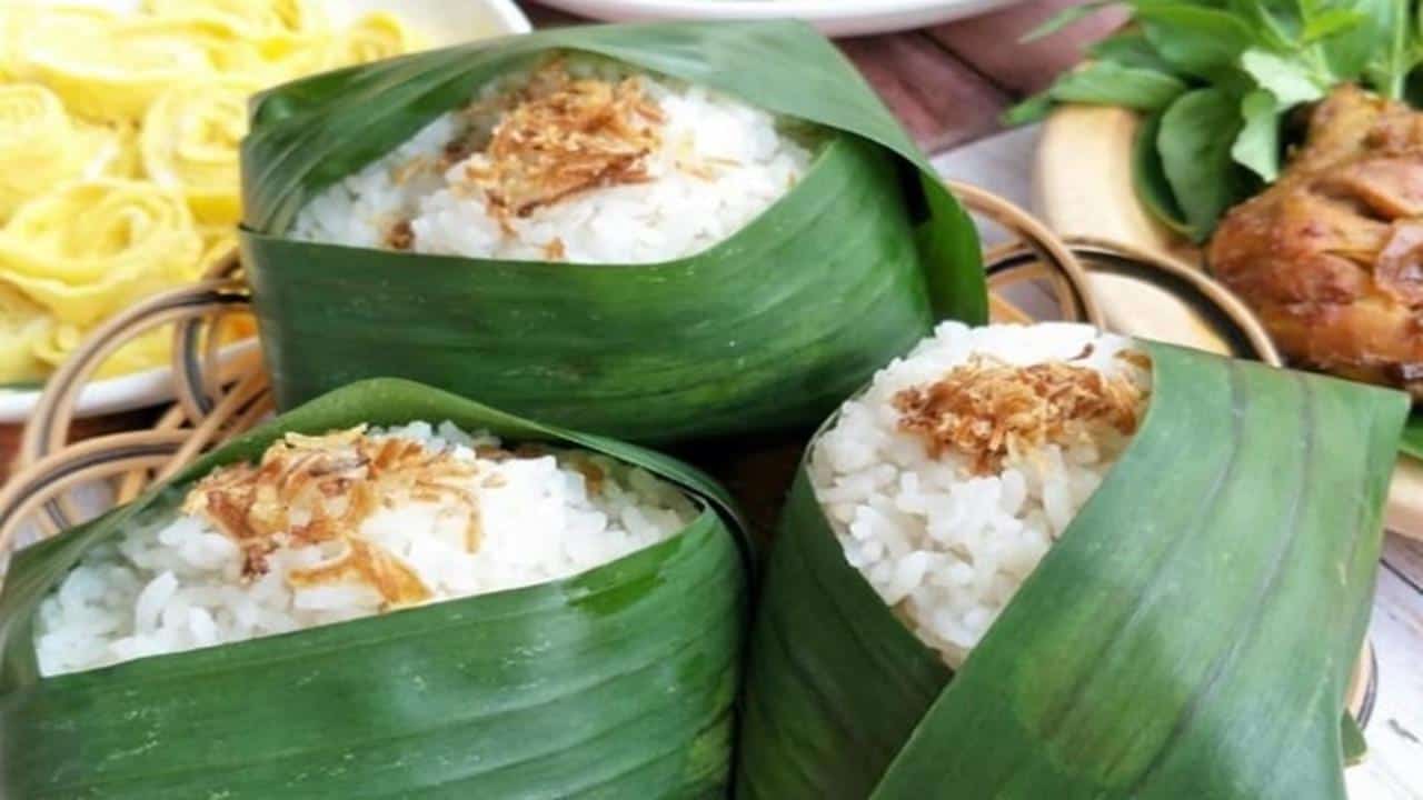 Nasi Uduk, 1. Kerak Telor, 2. Nasi Uduk, 3. Gado-Gado, 4. Semur Jengkol, 5. Soto Betawi, 6. Ketoprak, 7. Roti Buaya, 8. Kue Cucur, 9. Sayur Babanci, 10. Bir Pletok