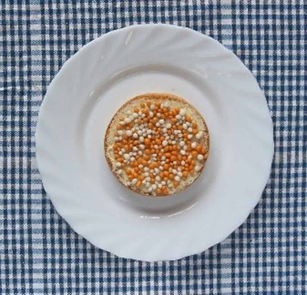 Beschuit met muisjes , 1. Frikandel, 2. Stamppot, 3. Pannenkoeken, 4. Herring, 5. Keju Edam, 6. Beschuit met muisjes, 7. Ontbijtkoek, 8. Waterzooi, 9. Zeeuwse bolus, 10. Hutspot