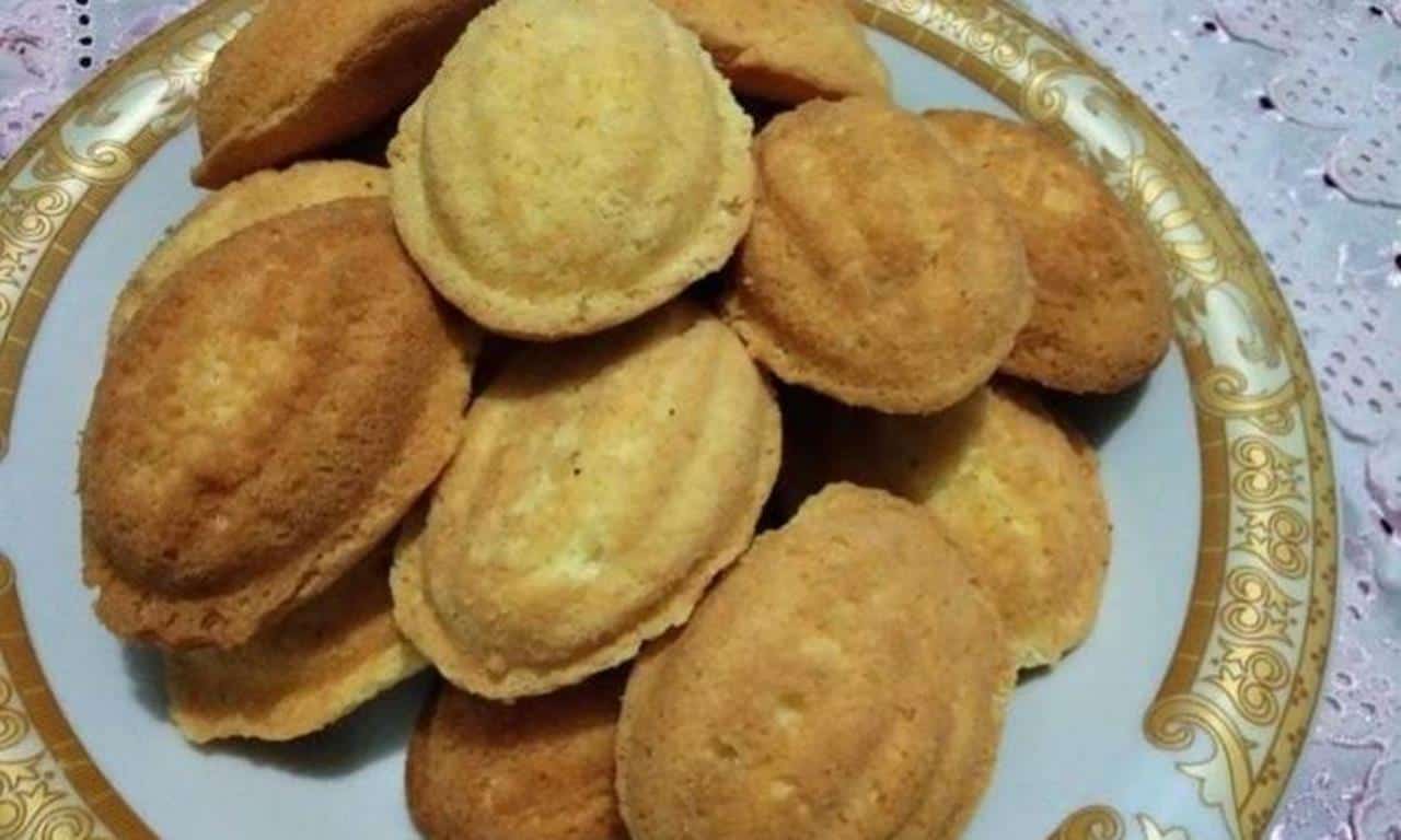 Bolu Plemben, 1. Tahu Pong, 2. Jenang Kelapa Muda, 3. Jambu Bol Gondang Manis, 4. Bolu Plemben, 5. Kerupuk Beras, 6. Onde-Onde Kacang Merah, 7. Brondong Ketan, 8. Donat Kampoeng, 9. Manik-Manik Kaca, 10. Pernak Pernik Gus Dur