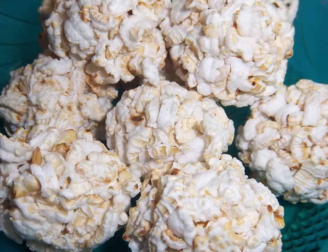 Brondong Ketan, 1. Tahu Pong, 2. Jenang Kelapa Muda, 3. Jambu Bol Gondang Manis, 4. Bolu Plemben, 5. Kerupuk Beras, 6. Onde-Onde Kacang Merah, 7. Brondong Ketan, 8. Donat Kampoeng, 9. Manik-Manik Kaca, 10. Pernak Pernik Gus Dur