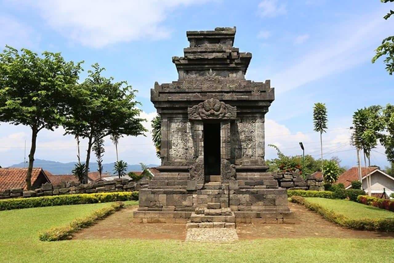 Candi Pringapus, 1. Embung Kledung, 2. Hutan Pinus Sigrowong, 3. Posong Kledung, 4. Alam Sewu, 5. Sedengkeng Pass, 6. Mijil Loka, 7. Curug Titang, 8. Bukit Sikendil, 9. Candi Pringapus, 10. Gunung Sindoro