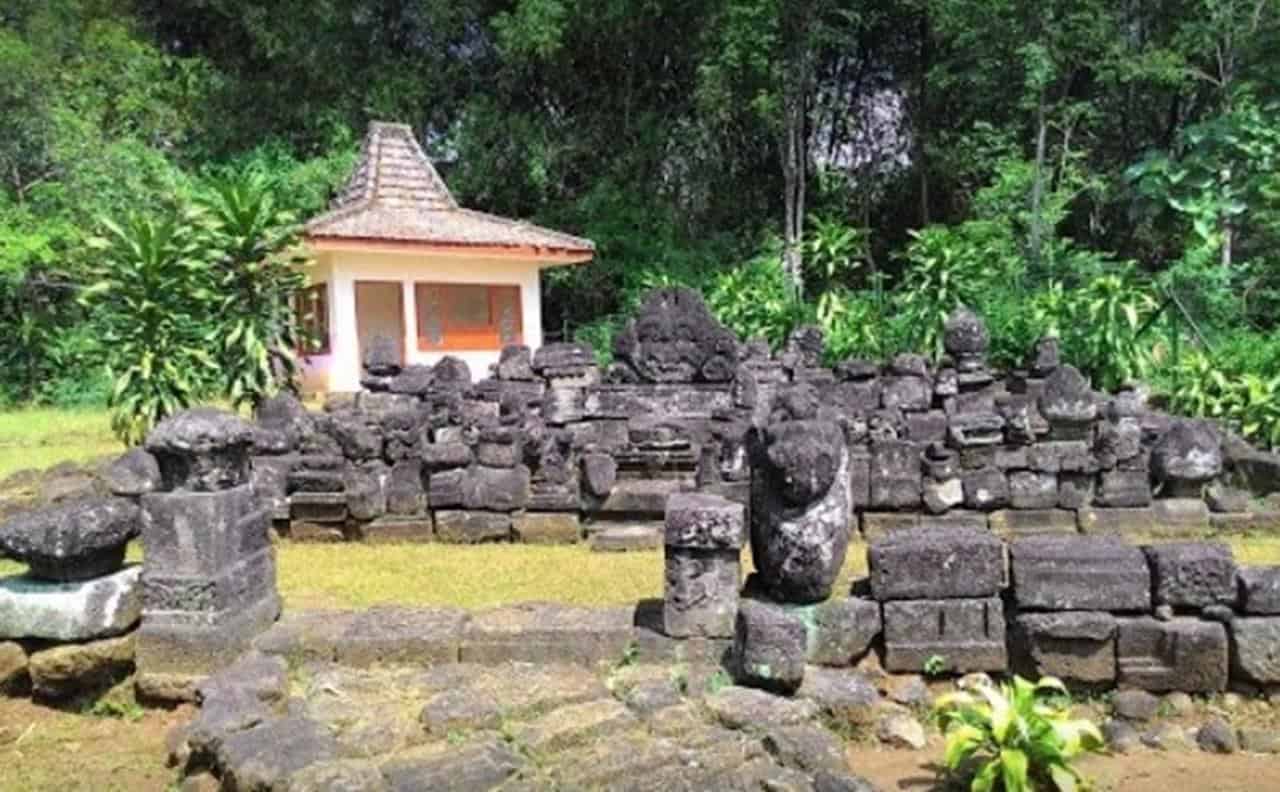 Candi Sadon, 1. Telaga Sarangan, 2. Air Terjun Pundak Kiwo, 3. Candi Sadon, 4. Mojosemi Forest Park, 5. Taman Wisata Genilangit, 6. Sumber Sejok, 7. Prasasti Sendang Kamal, 8. Telaga Wahyu, 9. Kedung Ngancar, 10. Gunung Lawu