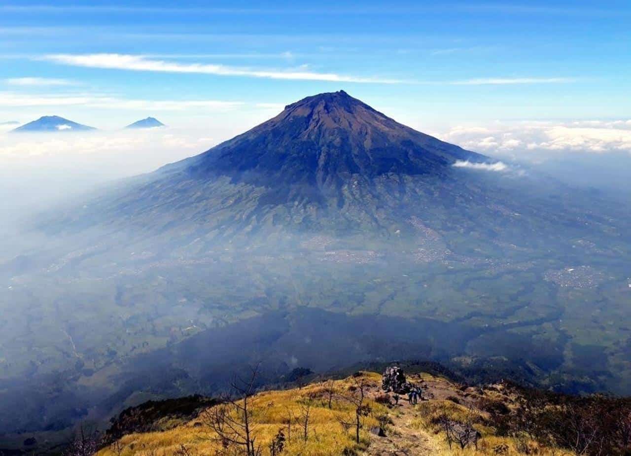Gunung Sindoro, 1. Embung Kledung, 2. Hutan Pinus Sigrowong, 3. Posong Kledung, 4. Alam Sewu, 5. Sedengkeng Pass, 6. Mijil Loka, 7. Curug Titang, 8. Bukit Sikendil, 9. Candi Pringapus, 10. Gunung Sindoro