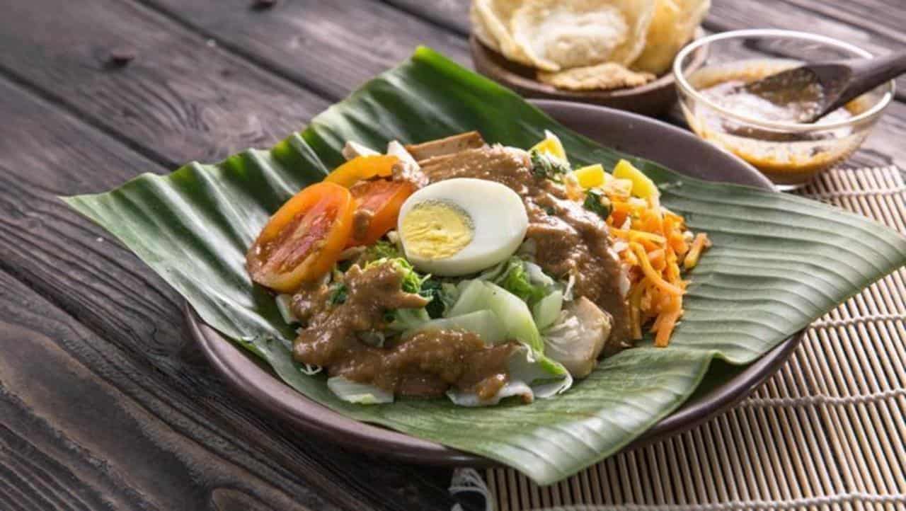 Gado-Gado, 1. Karedok, Jawa Barat, Indonesia, 2. Lard, Thailand Utara, Laos, Asia, 3. Bok l’hong, Kamboja, 4. Gado-gado, Jakarta, Indonesia, 5. Bò Tái Chanh, Vietnam, 6. Shalgam, Kazakhstan, 7. Huāshēngmĭ Bàn Xiāngcài, China, 8. Kosambari, India, 9. Yee Sang, Malaysia & Asia, 10. Goma Wakame, Jepang, 11. Saengchae, Korea Selatan, 12. Semizotu Salatası, Turki