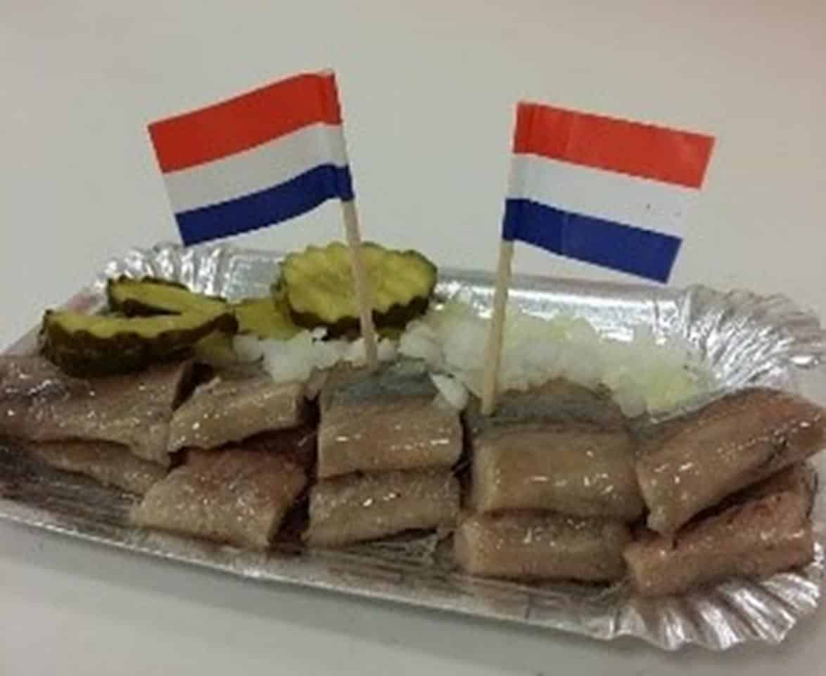 Herring, 1. Frikandel, 2. Stamppot, 3. Pannenkoeken, 4. Herring, 5. Keju Edam, 6. Beschuit met muisjes, 7. Ontbijtkoek, 8. Waterzooi, 9. Zeeuwse bolus, 10. Hutspot