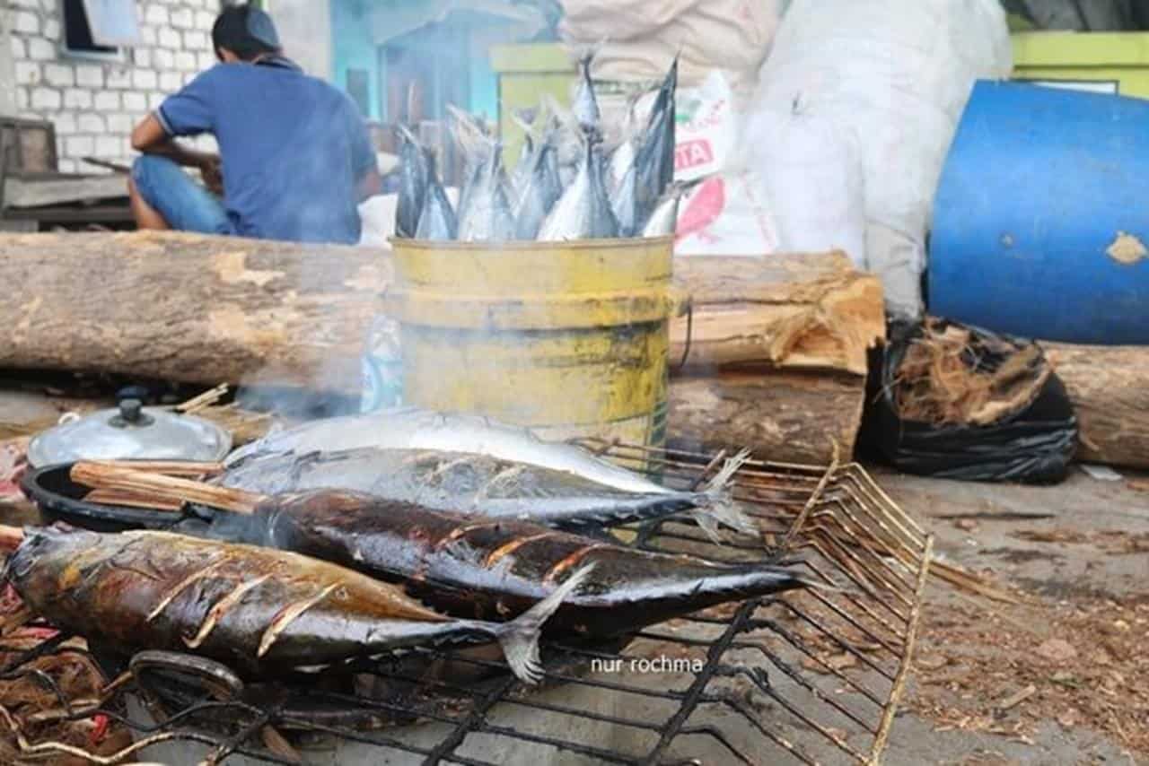 Ikan Asap, 2. Dumbek, 3. Gemblong, 5. Kecap Laron, 6. Ikan Asap, 7. Legen Siwalan, 8. Batik Gedog