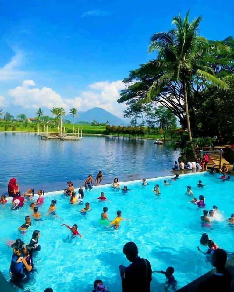 Kolam Renang Cipanas Sumur Sukasono, 1. Kolam Renang Darajat Pass, 2. Kolam Renang TWA Gunung Papandayan, 3. Kolam Renang Sabda Alam, 4. Kolam Renang Sumber Alam Tasik Madu, 5. Kolam Renang Puncak Darajat, 6. Kolam Renang Cipanas Sumur Sukasono, 7. Kolam Renang Purbasari, 8. Kolam Renang Cahaya Villa, 9. Kolam Renang Danau Dariza, 10. Kolam Renang Surya Alam