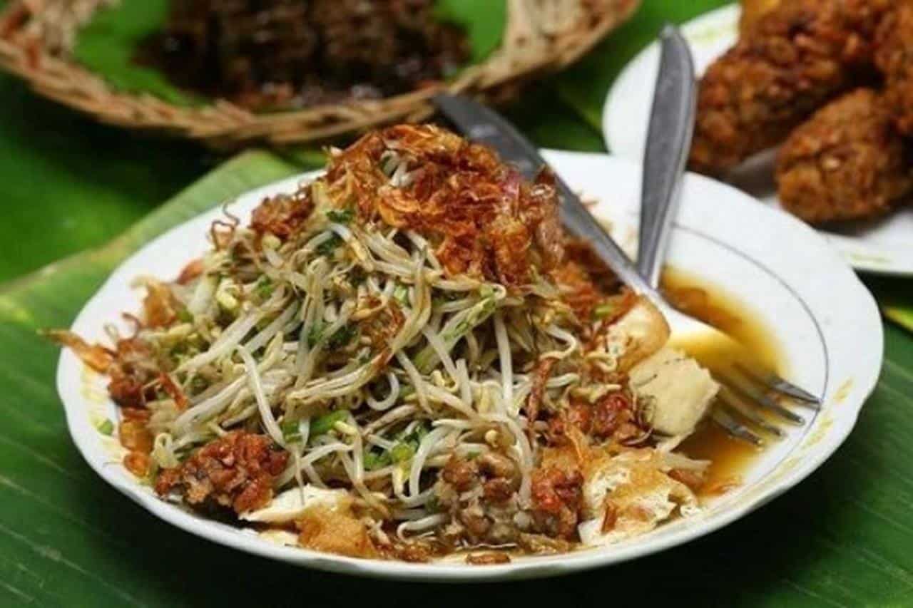 Lontong Balap, 1. Soto Lamongan, 2. Rujak Cingur, 3. Rawon, 4. Tahu Campur, 5. Bakso Malang, 6. Rujak Soto, 7. Nasi Krawu, 8. Lontong Balap, 9. Sate Kerang, 10. Pecel Lele