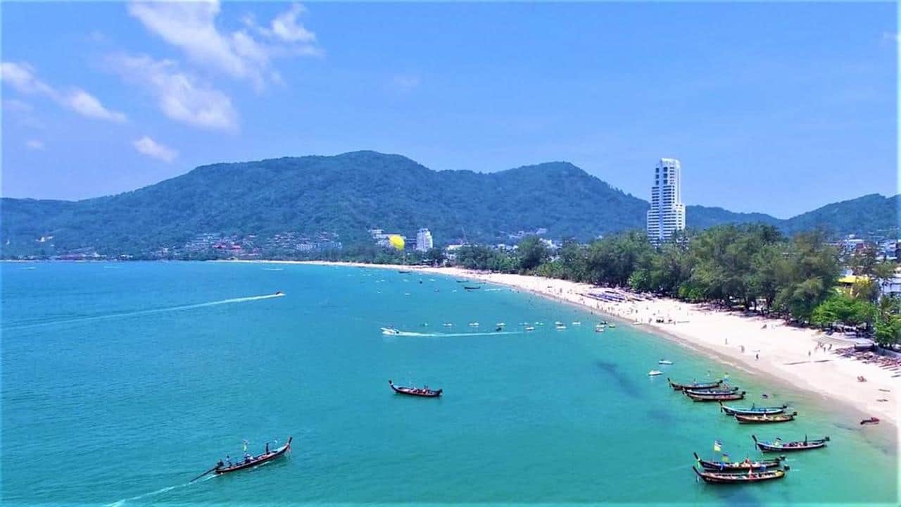 Pantai Patong, Phuket, 1. Pantai Patong, Phuket, 2. Thong Nai Pan Noi, Koh Phangan, 3. Pantai Railay, 4. Long Beach, Koh Lanta, 5. Pantai Lamai, Koh Samui, 6. Pantai Nai Harn, Phuket, 7. Kata Beach, Phuket, 9. Teluk Maya, Koh Phi Phi, 9. Pantai Hua Hin, Hua Hin, 10. Pantai Sairee, Koh Tao