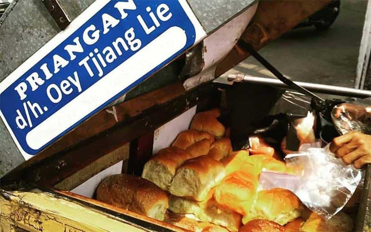 Roti Priangan, 1. Mochi, 3. Sagon Bakar, 4. Pepes Ikan, 5. Kue Jahe, 6. Coklat Unai Choco, 8. Bandros Atta, 9. Opak Jampang, 10. Pisang Cokelat Cakra