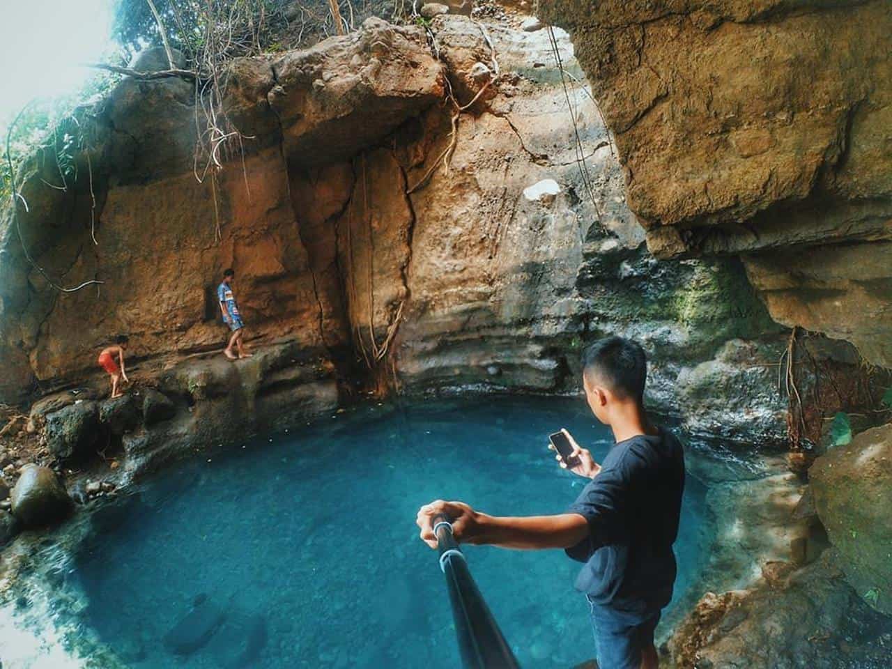 Sumber Sejok, 1. Telaga Sarangan, 2. Air Terjun Pundak Kiwo, 3. Candi Sadon, 4. Mojosemi Forest Park, 5. Taman Wisata Genilangit, 6. Sumber Sejok, 7. Prasasti Sendang Kamal, 8. Telaga Wahyu, 9. Kedung Ngancar, 10. Gunung Lawu